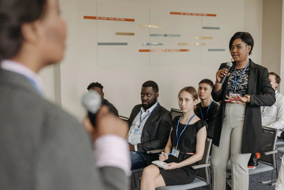A delegate talking with a speaker at a business event