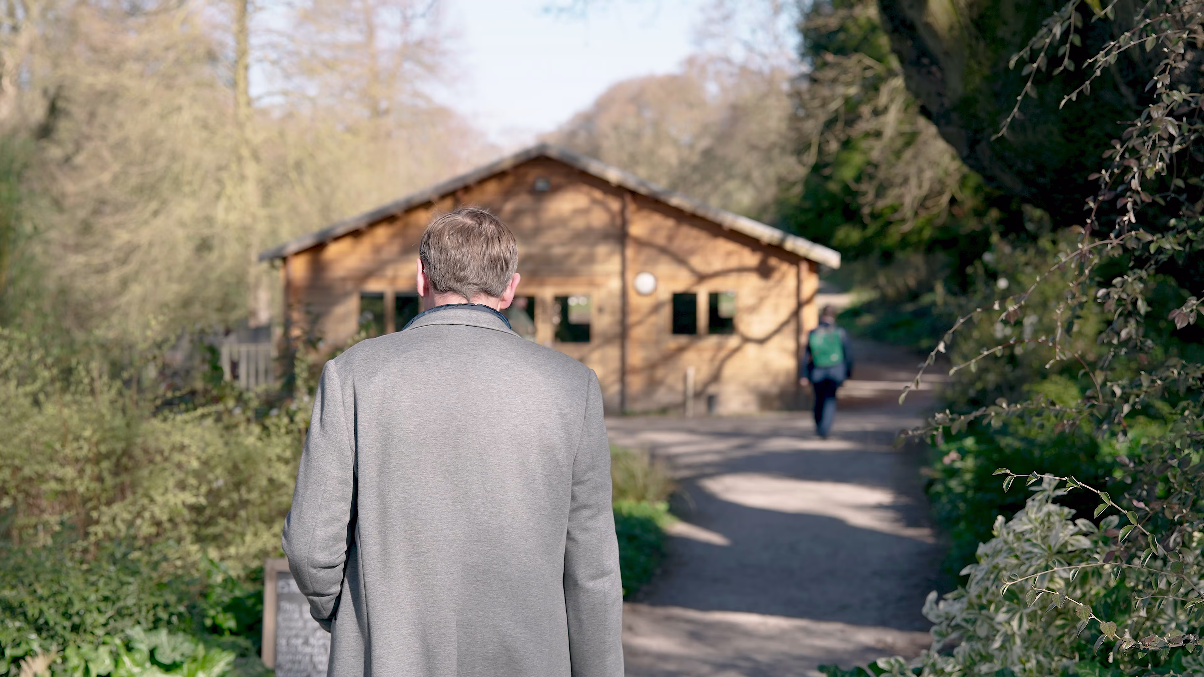 Workshop attendee approaching the timber building at Beth Chatto Gardens