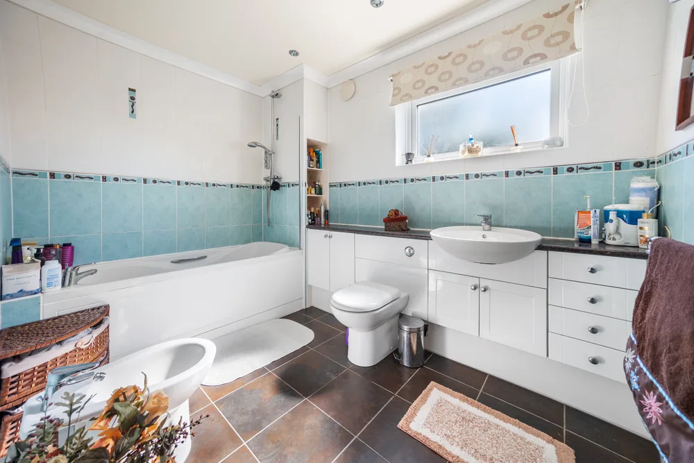 Family bathroom with blue walls — 13 Furness Close
