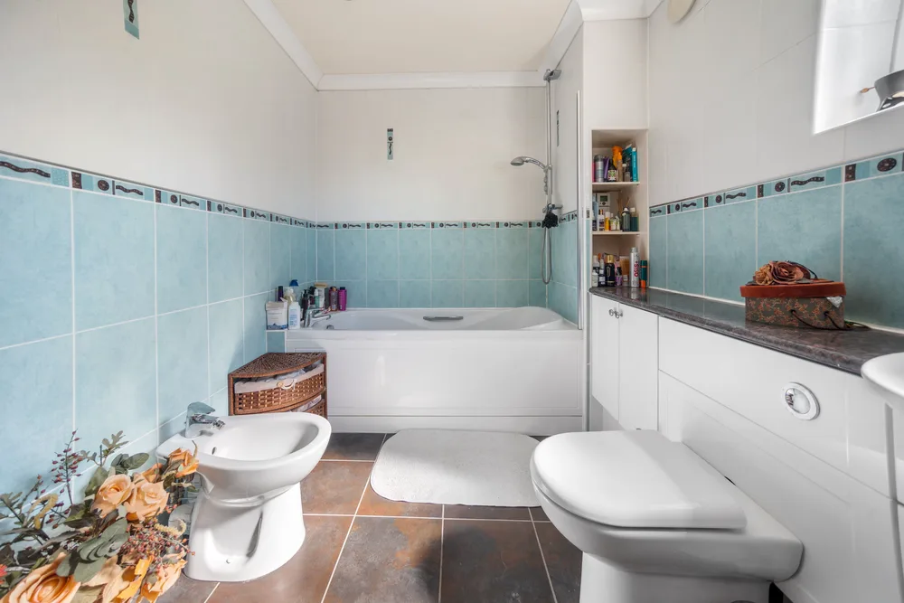 Family bathroom and bath — 13 Furness Close