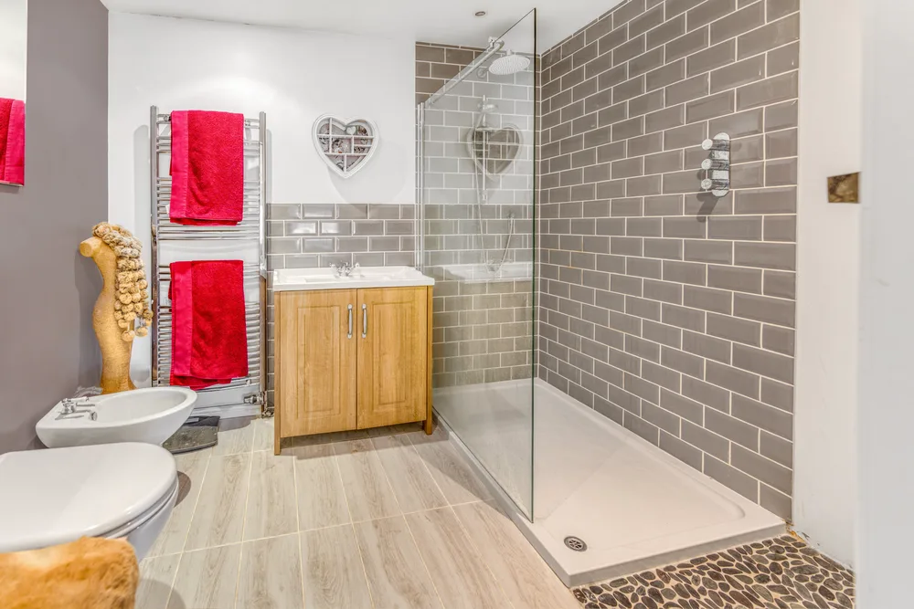 Shower room with red towels — Vancouver, Brockley