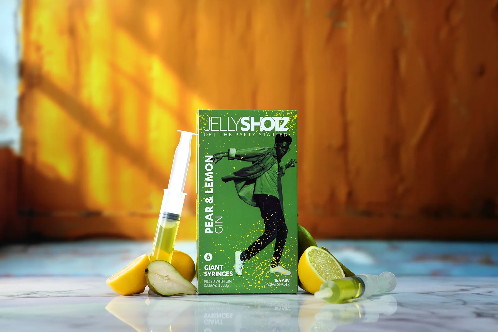 Jellyshotz Pear & Lemon Gin — angled six-syringe pack and fruit