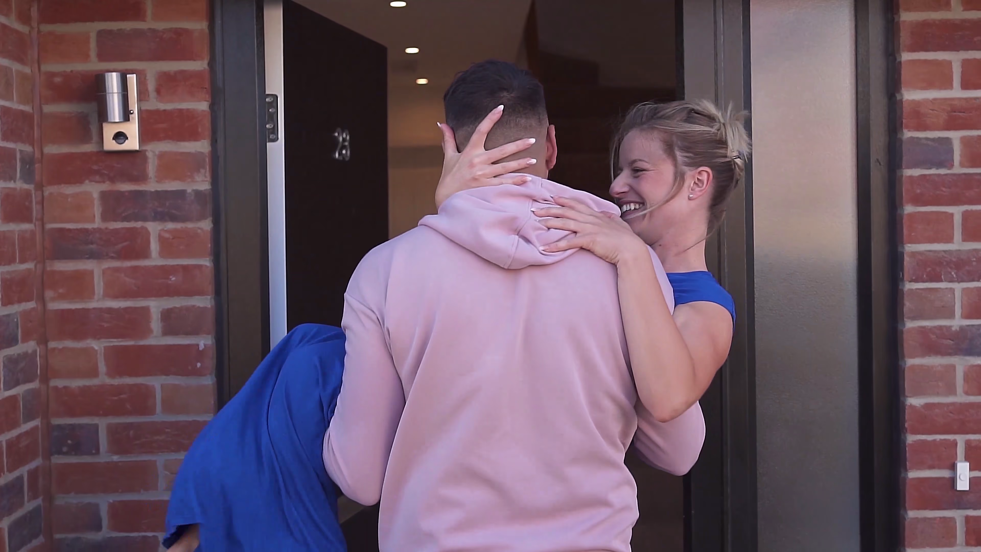 Jake and Lisa closing the front door at the end of King of the World