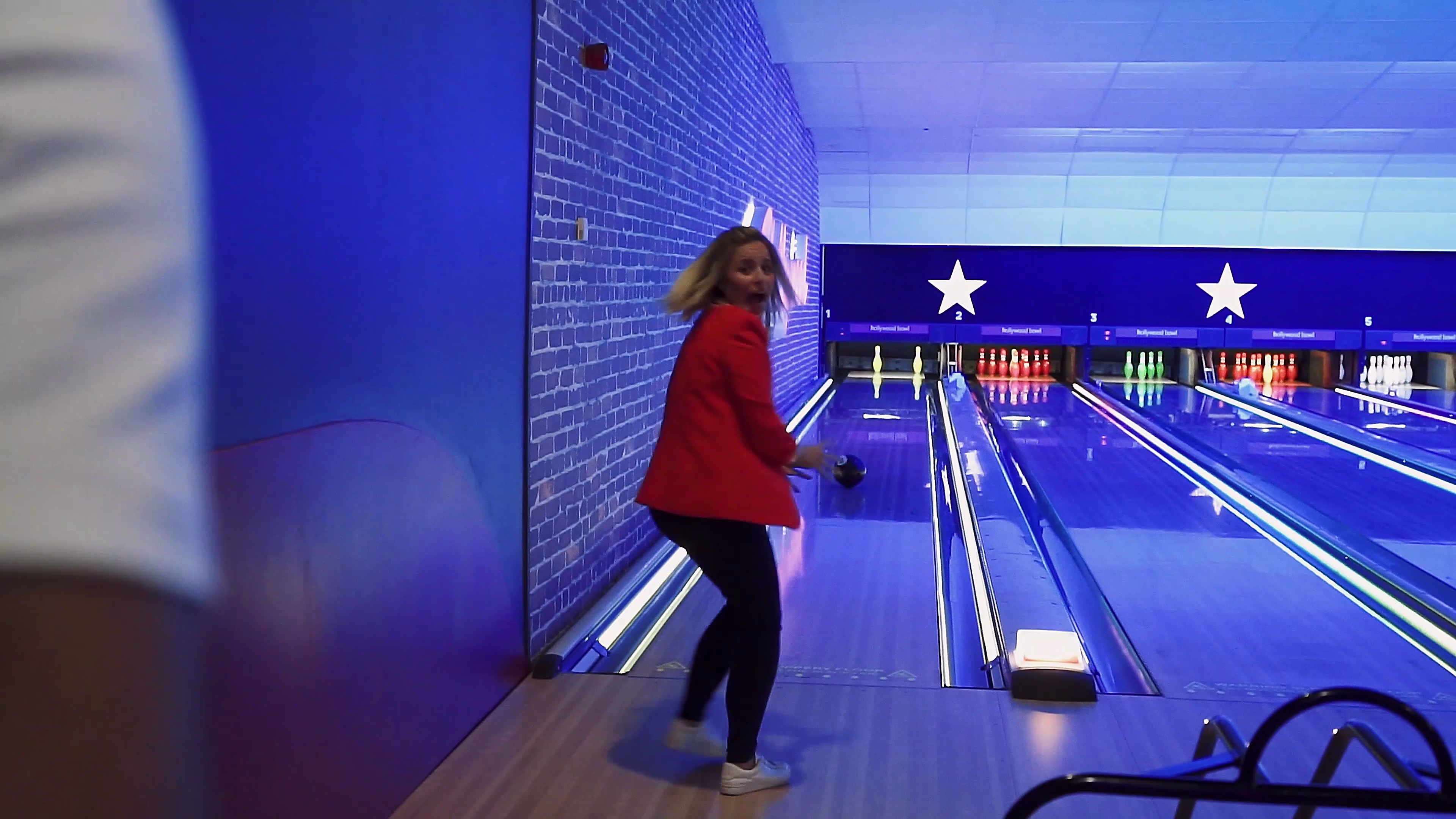 Lisa bowling during the second-date sequence