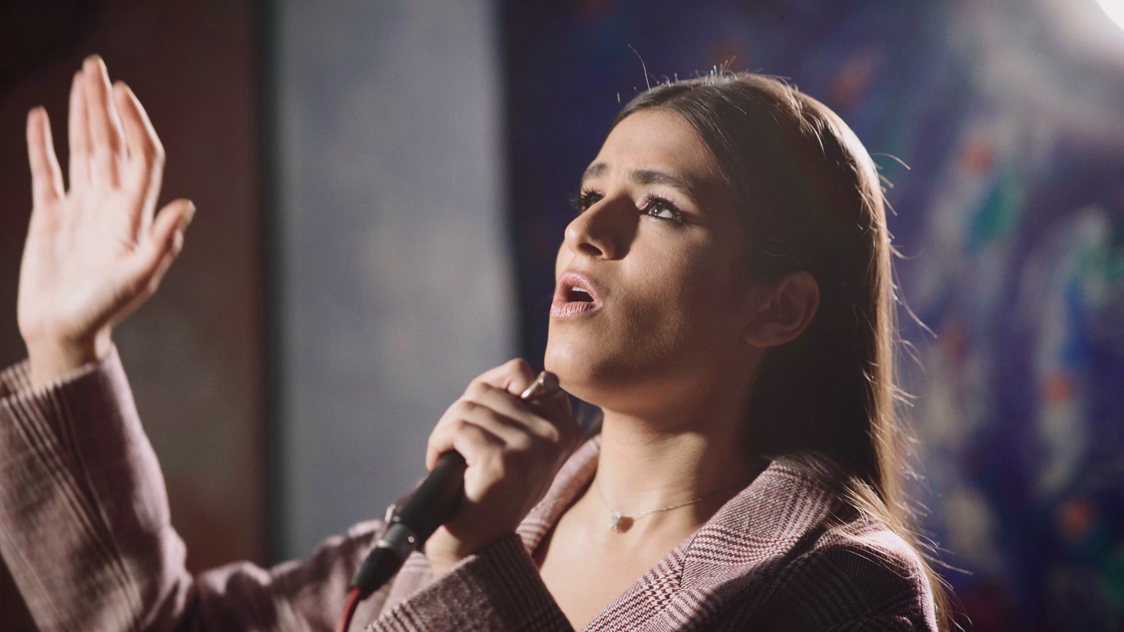 RIDI performing Creep in a painted London studio