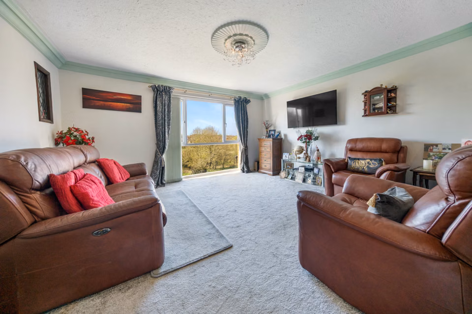 Living room with leather sofas and garden doors — 13 Furness Close