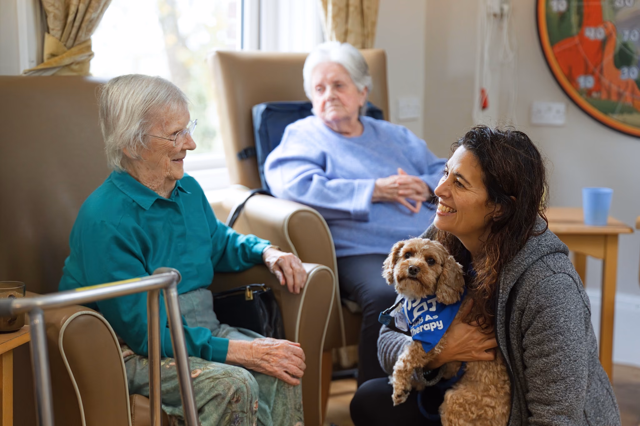 A resident chatting with the visiting dog’s handler