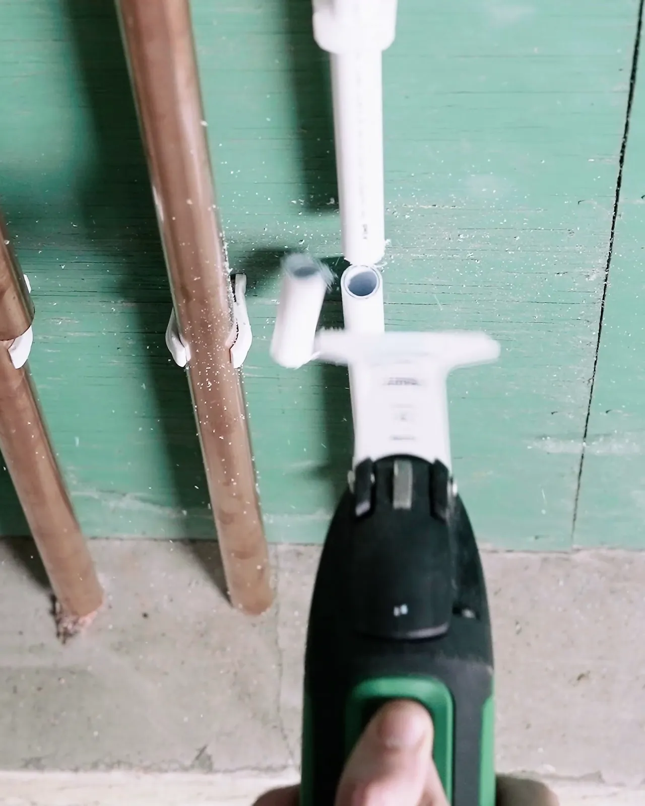 Cutting a pipe beside a wall