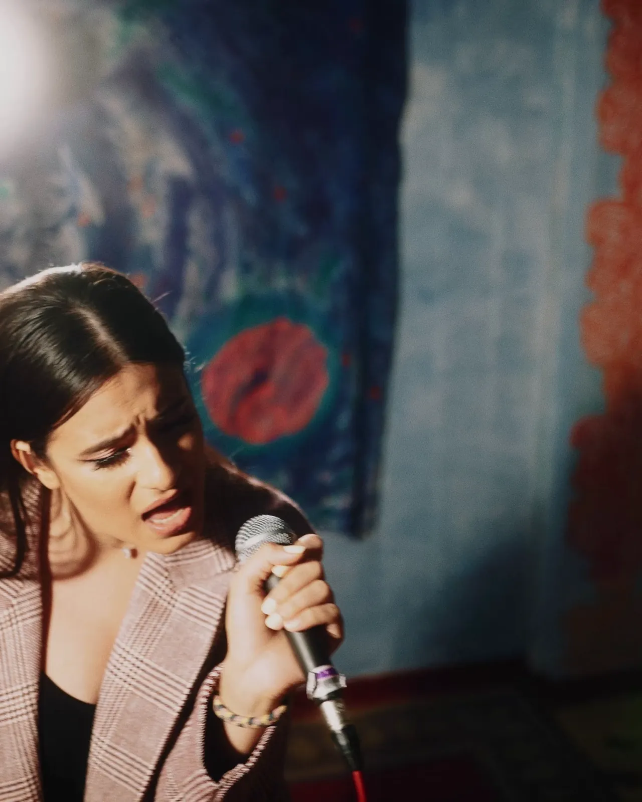 Mid shot of the singer holding the microphone